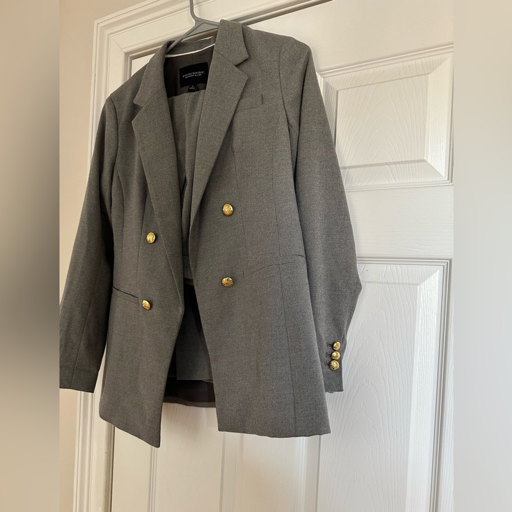 Like new Banana Republic suits. The blazer,size 2 , slacks size 4.